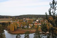 Lokakuinen kirkonkylä (Laura Kamil)